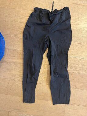 Black Lululemon High-Rise Crop Leggings - Size 14
